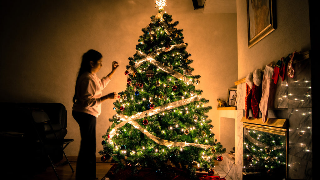 How to Decorate a Christmas Tree Like a Professional