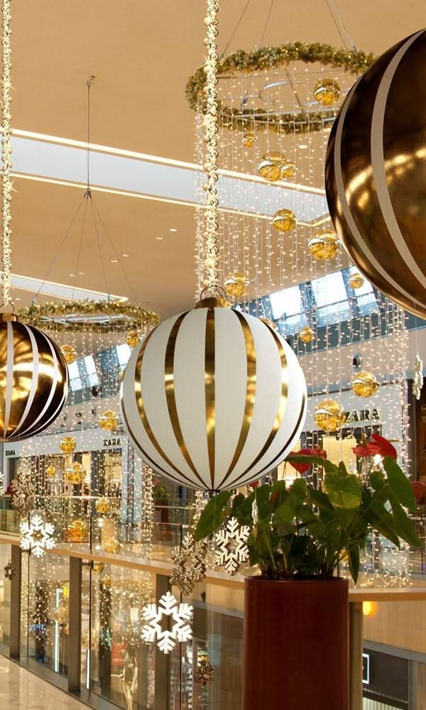 Dekra-Lite Hanging Antwerp White Gold Ornament Display