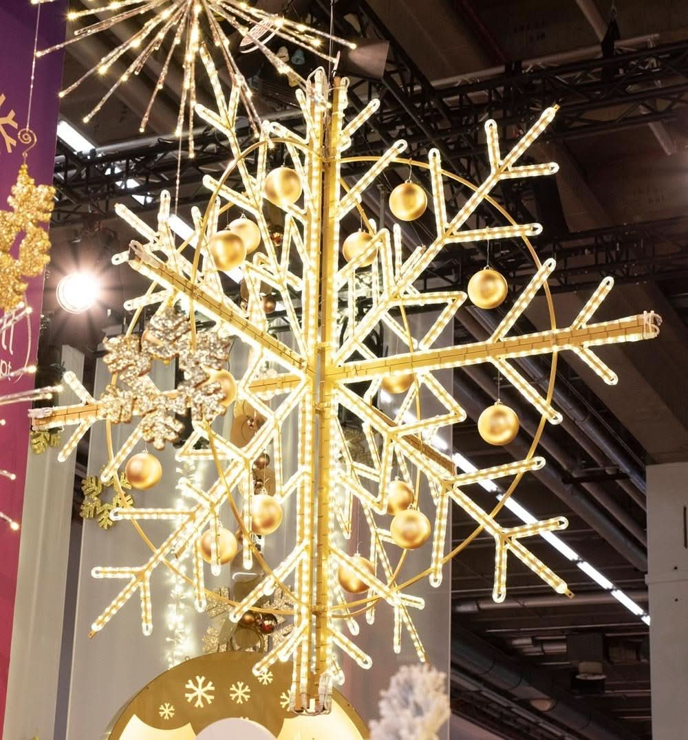 Dekra-Lite Warm White Hanging Gibraltar Snowflake Display